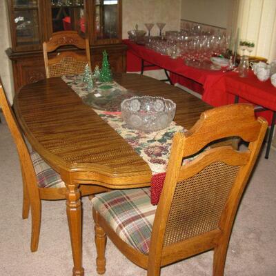 DINING ROOM TABLE AND CHAIRS, 1 LEAF                              
           BUY IT NOW $ 165.00