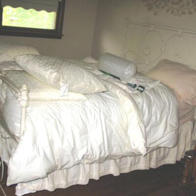 WHITE IRON FULL SIZE BED COMPLETE                                  
            BUY IT NOW $ 365.00