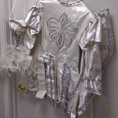 https://www.ebay.com/itm/114835803774	NNS004 USED VINTAGE PROTEUS MARDI-GRAS CHILD'S PAGE OUTFIT MEDIUM SIZE
