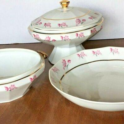 https://www.ebay.com/itm/124755337685	CC0037 LOT OF SOUP TUREENS AND POTTERY PLATES UShip Or local Pickup
