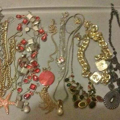 https://www.ebay.com/itm/124755337690	CJ0007 COSTUME JEWELRY NECKLACE LOT $20.00 RX BOX 4 CJ0007
