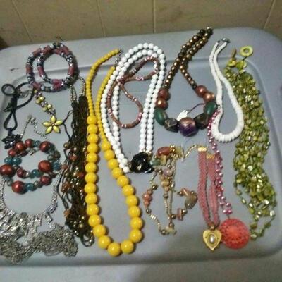 https://www.ebay.com/itm/124755341522	RX5122001 COSTUME JEWELRY LOT OF NECKLACES $20.00 RX BOX 4 RX5122001
