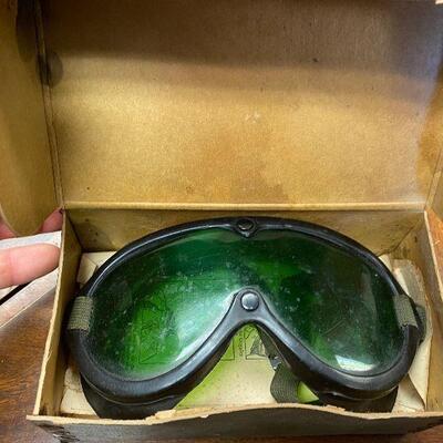 https://www.ebay.com/itm/124752561010	TM9431A Vintage Military Omnitech Goggles, Sun, Wind, Dust		Auction
