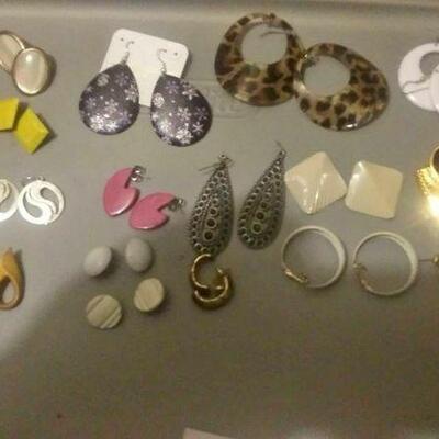 https://www.ebay.com/itm/124755339808	CJ0009 COSTUME JEWELRY EARRING LOT $20.00 RX BOX 4 CJ0009
