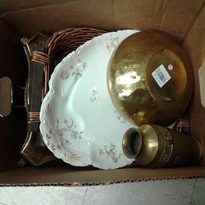 https://www.ebay.com/itm/124755342894	LY8065 BOX LOT brass planter, brass tray with handles, haviland & co limoges ser
