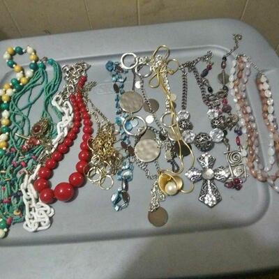 https://www.ebay.com/itm/124755346873	RX5122002 COSTUME JEWELRY LOT OF NECKLACES $20.00 RX BOX 4 RX5122002
