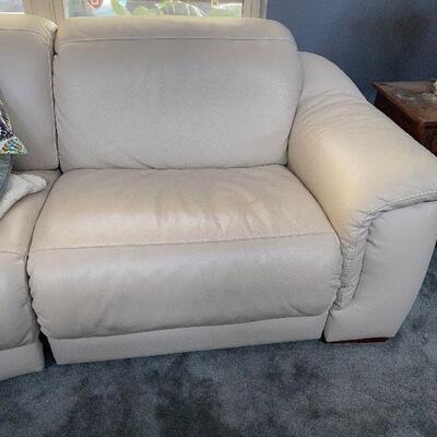 https://www.ebay.com/itm/114829370573	EL6005 Natuzzi Leather Sectional Sofa with Recliners Local Pickup		Buy-It-Now	 $3,200.00 
