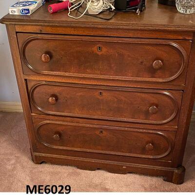 ME6029: Wood Chest of Drawers
