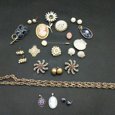 Vintages brooches and some Sterling. Second photo shows 925 sterling items. Weight with stones is 10 g. Necklace is 32