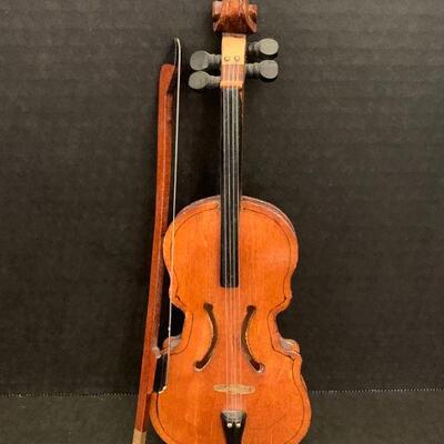 This is a mini violin that can be hung on a wall or Christmas tree for decoration. It has fine details such as strings on the violin and...