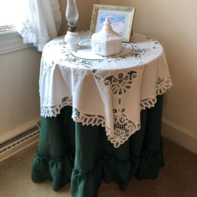 Round table, tablecloth and scarf
$7