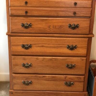 Oak chest of drawers
$110
