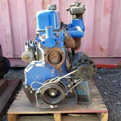 #6704 â€¢ Ford InLine Six Engine And Valve Cover