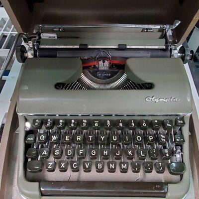 #2160 â€¢ VINTAGE 1953 OLYMPIA SM3 DELUXE MANUAL PORTABLE GREEN TYPEWRITER & CASE
