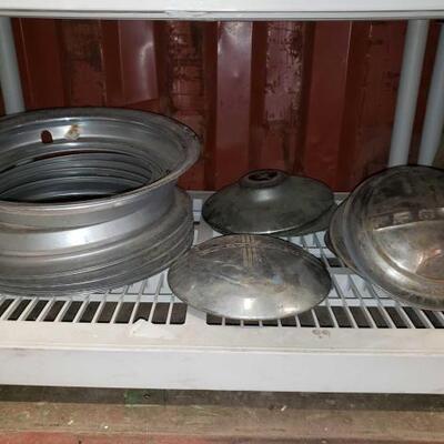 
#6530 â€¢ Vintage Hubcaps