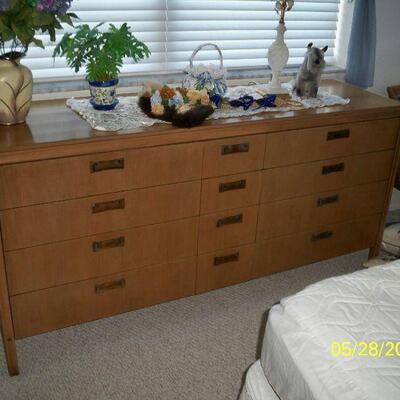 *BIN - Vintage 5pcs. Robinson Furniture Co. KING Bedroom Suite: Shown this picture 12 Drawer Dresser.