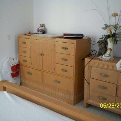 *BIN  - Hickory White Furniture Co. 8 Drawer Dresser/Armoire