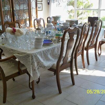*BIN - Vintage 15pcs. Harden Furniture Co. Cherry Dining Table with 8 Chairs, 2 - Leaf and Pads.