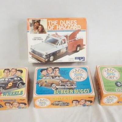 1293	4 VINTAGE MODEL CAR KITS, HAPPY DAYS & DUKES OF HAZARD, POSSIBLY COMPLETE, NOT GUARANTEED
