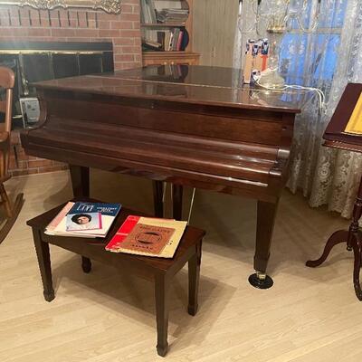 Wurlitzer G-461 6’ 1” grand piano 