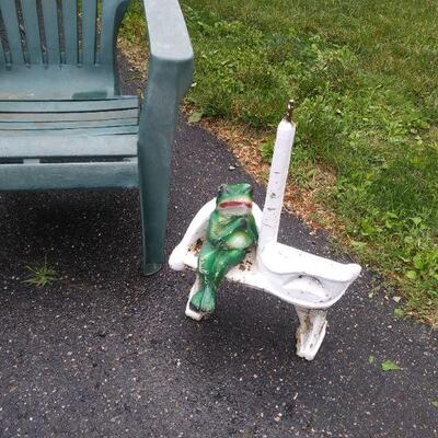 Frog yard ornament