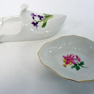 1034	2 PIECE MEISSEN LOT WITH SMALL TRAY AND 7 IN PORCELAIN SHOE. BOTH WITH FLORAL DECORATIONS
