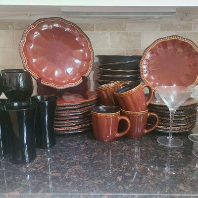 Ten piece dish set all in great condition. Ten salad plates measure 9
