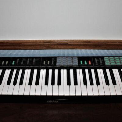 Yamaha PSR 12 electronic keyboard / organ.