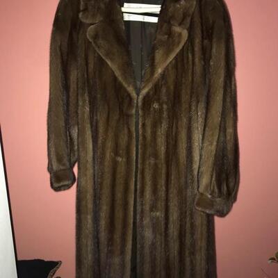 This lot contains a York Furrier mink fur coat in great condition and is a size small. https://ctbids.com/#!/description/share/949837