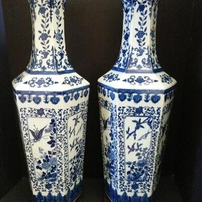 Folks, these are gorgeous, large Chinese vases measures 25