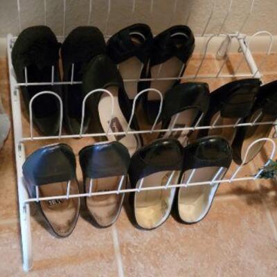 Shoe rack and women's shoes