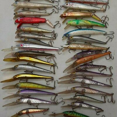 https://www.ebay.com/itm/124795649270	EL3022 LOT OF 32 ASSORTED USED VINTAGE FISHING LURES, BRACKISH , SALT WATER
