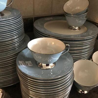 Beautiful Flintridge Set of Dishes