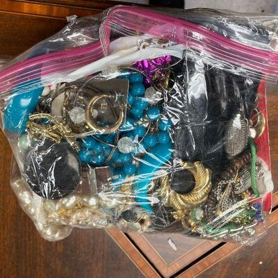 https://www.ebay.com/itm/124776490511	TM9449 Fasion Jewelry Lot: 3.5+ Pounds 		Buy-It-Now	 $19.99 
