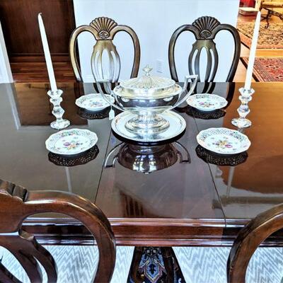 Dining table with Dresden plates