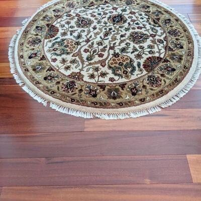 All wool round fringed rug. 4 1/2 ft in diameter