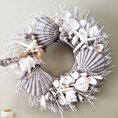 Beach wreath with shells 