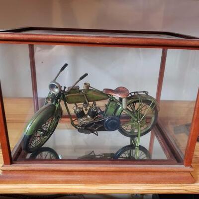 1222	

Model Motorcycle In Glass Case
Case Measures Approx: 14.5