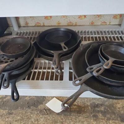 1154	

Approx 15 Cast Iron Pans Of Various Sizes
Approx 15 Cast Iron Pans Of Various Sizes