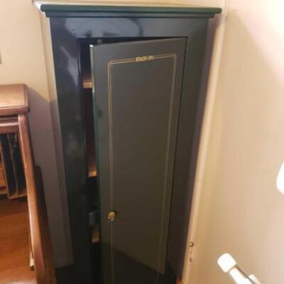 1210	

Stack-on Gun Safe
Measures Approx: 24
