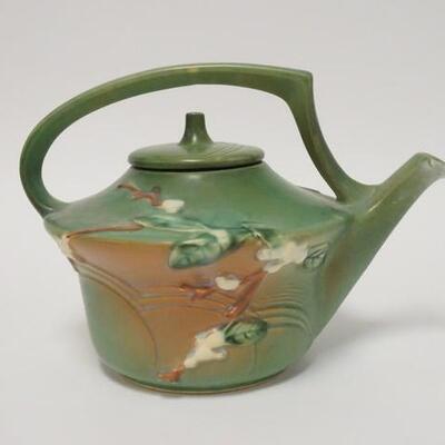1014	ROSEVILLE SNOWBERRY GREEN TEAPOT, CHIPS UNDER THE SPOUT, 7 1/4 IN HIGH
