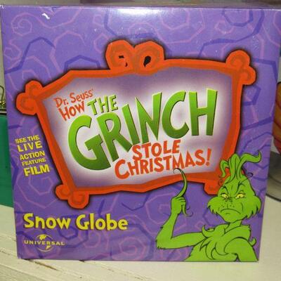 Grinch Snow Globe 