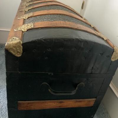 Beautiful trunk in excellent condition with inside shelf with storage unit still in tact.  Measures 28