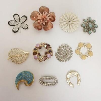 1339	11 BROOCHES
