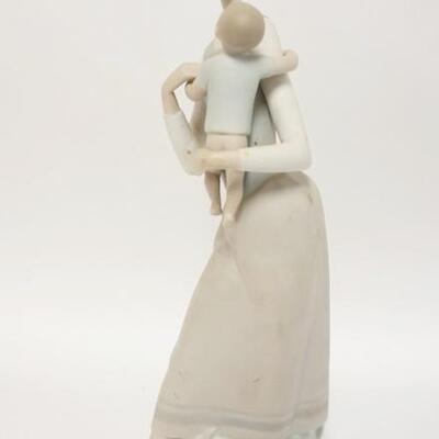 1145	LLADRO FIGURE OF A WOMAN HOLDING A CHILD. 13 1/2 IN H 
