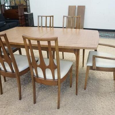 1046	BROYHILL BRASILLIA TABLE AND CHAIRS WITH 2 ARM CHAIRS AND 4 SIDE CHAIRS. TABLE IS 66 IN X 60 IN X 30 IN HIGH WITH 2 LEAVES
