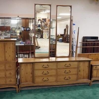 1031	MID CENTURY MODERN 5 PIECE BEDROOM SET, HORIZON BY THOMASVILLE. TALL CHEST, LOW DRESSER WITH 2 MIRRORS, 2 NIGHT STANDS AND...