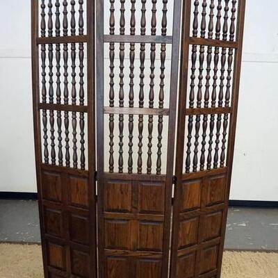 1070	3 PART WOODEN FOLDING SCREEN HAS TURNED SPINDLES AND RAISED PANELS EACH SECTION IS 17 IN W & 85 IN W
