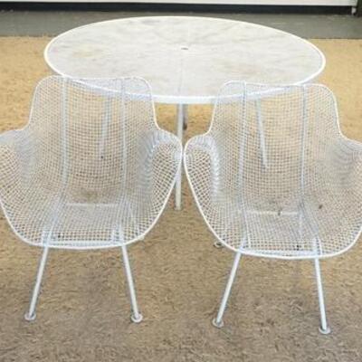 1033	MID CENTURY MODERN RUSSEL WOODARD PATIO SET. CONSISTING OF 4 METAL WIRE ARM CHAIRS AND METAL TABLE 54 IN ROUND x25 IN HIGH

