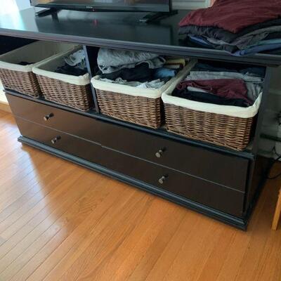Long 4 drawer dresser with 4 baskets